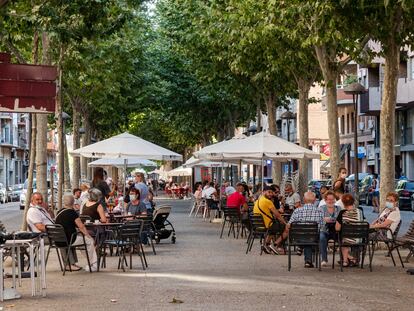 Una terraza del barrio de Cappont, de Lleida capital, el lunes, primer día laborable del confinamiento. JAVIER MARTÍN