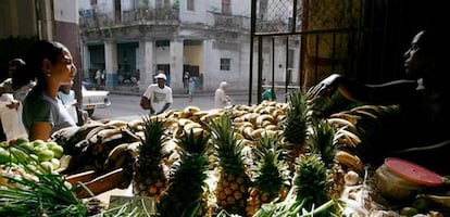 Una mujer vende frutas y verduras en un mercado de La Habana.