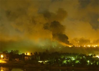 Las densas columnas de humo provocadas por el impacto de los 320 misiles de crucero han dominado el paisaje urbano de Bagdad.