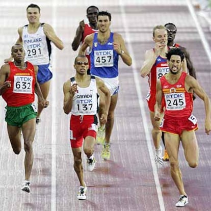 Antonio Reina aprieta los dientes antes de ganar su serie de 800 metros.