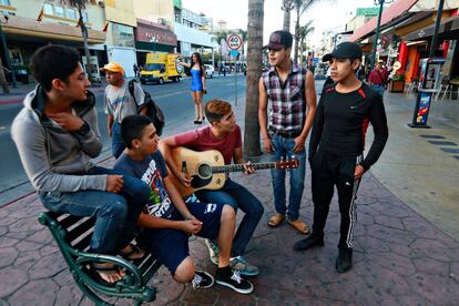 Um grupo de jovens em Tijuana.