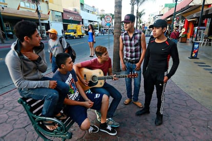 Um grupo de jovens em Tijuana.