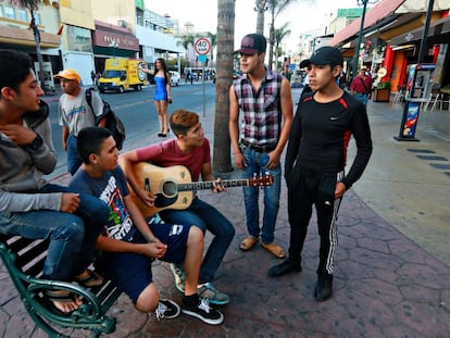 Um grupo de jovens em Tijuana.