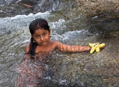 La estrella de Arcela Wook. De 6 años, es una de las niñas de San José. Las mujeres se encargan de la logística casera, venden en el mercado, cosen artesanía, lavan en el <i>creek,</i> se ocupan de los niños Los hombres trabajan el campo.