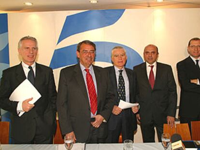 De izquierda a derecha, Guisepe Tringali (consejero delegado de Publiespaña), Alejandro Echevarria (presidente de Tele 5) y los directivos de la cadena Paolo Vasile, Massimo Musolino y Manuel Villanueva, en marzo de 2003.