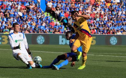 Luis Suárez remata ante Davi Soria.