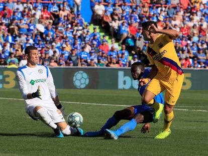 Luis Suárez remata ante Davi Soria.