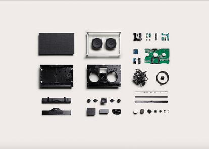 Un ejemplo gráfico de lo que implica la construcción modular del altavoz BeoSound Level de Bang & Olufsen: como todos sus componentes son desmontables, se pueden reparar de manera autónoma sin tener que desprenderse del altavoz, y eso incluye el módulo receptor que hoy funciona con 'bluetooth', pero en el futuro podrá sustituirse por otras tecnologías.