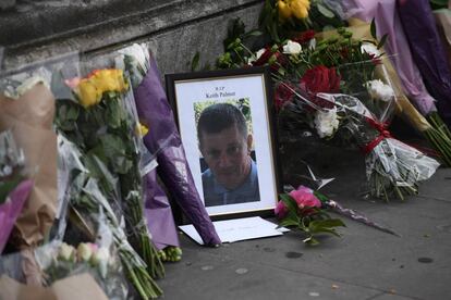 Flores en memoria del polic&iacute;a asesinado, Keith Palmer