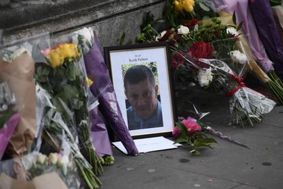 Flores en memoria del policía asesinado, Keith Palmer