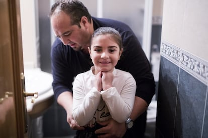 Jiménez prepara cada mañana a su hija para ir al colegio. La peina y le ayuda a vestirse. La hermana mayor, Abigail, sale antes hacia el instituto. La madre, Amanda López, madruga mucho para ir al supermercado en el que trabaja.