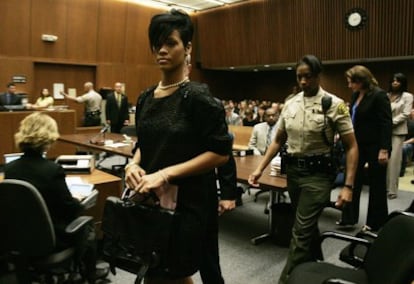 La cantante Rihanna abandona la sala del tribunal de Los Ángeles, en el juicio celebrado en 2009 contra su excompañero sentimental, el cantante Chris Brown donde se le declaró culpable de un delito grave al haberla agredido.