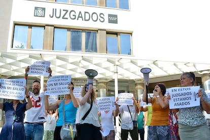 Un grupo de trabajadores de los juzgados de plaza de Castilla se manifiesta el 17 de julio por las altas temperaturas al interior de la sede.