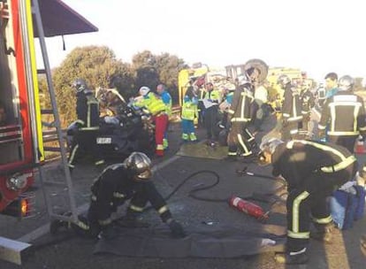 Bomberos de la Comunidad y Summa trabajando en el lugar del accidente.