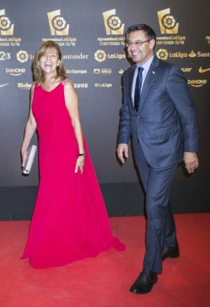 Josep Bartomeu y Marta Frías, en Valencia, en 2016, en la gala de la Liga Profesional de Fútbol.