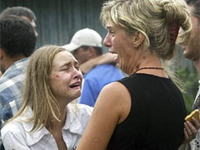 Una madre y una hija se abrazan llorando, entre los rehenes liberados.