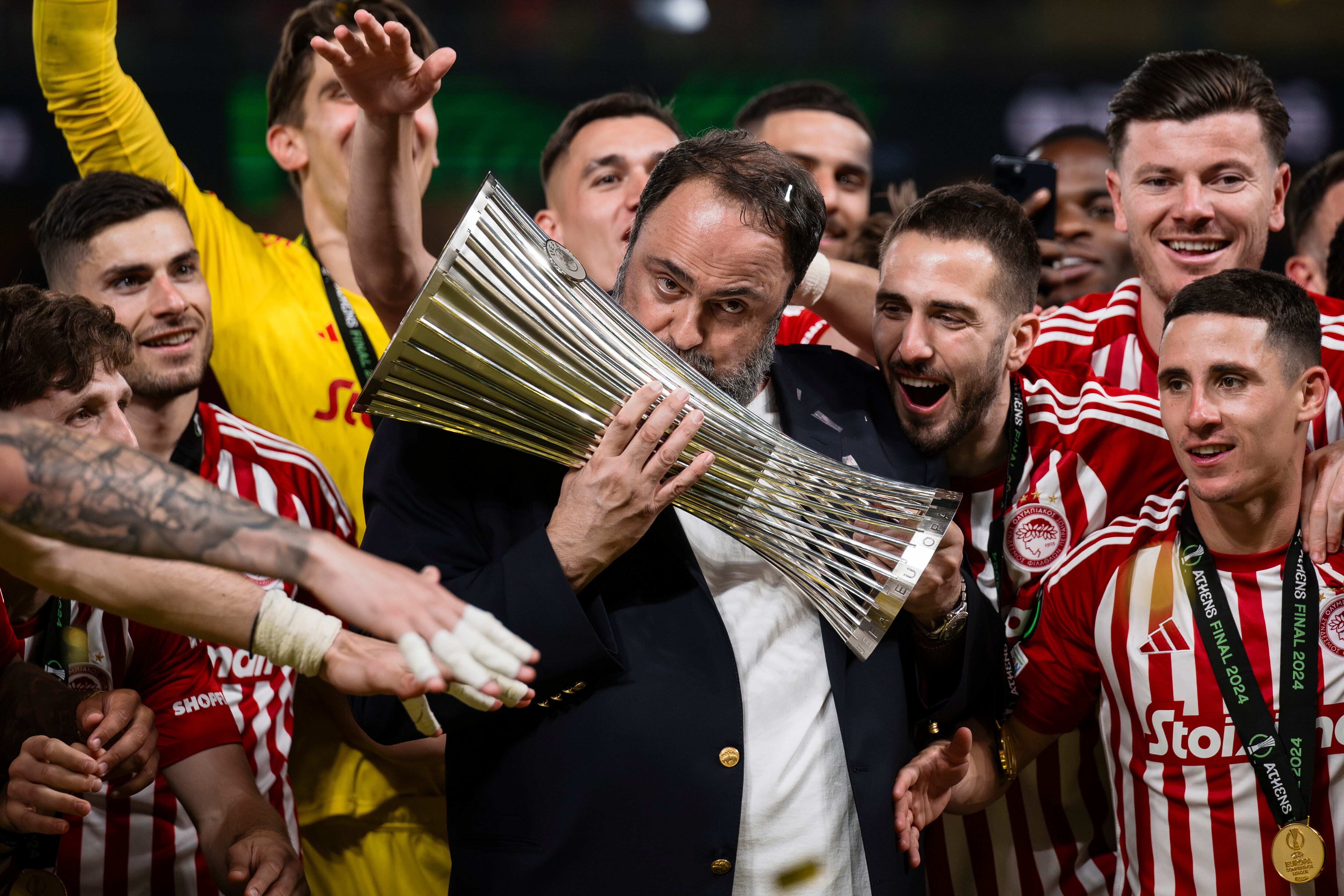 Evangelos Marinakis besa el trofeo de Conference League que consiguió su club en 2024.