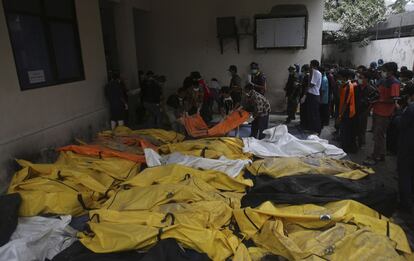 Cadáveres de víctimas de la erupción del Merapi se agolpan en un hospital de Yogyakarta, Indonesia.