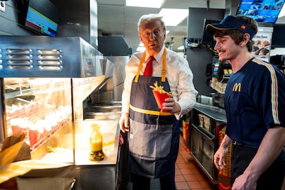 Donald Trump reparte patatas fritas en un McDonalds in Feasterville-Trevose, Pensilvania, el 20 de octubre.   