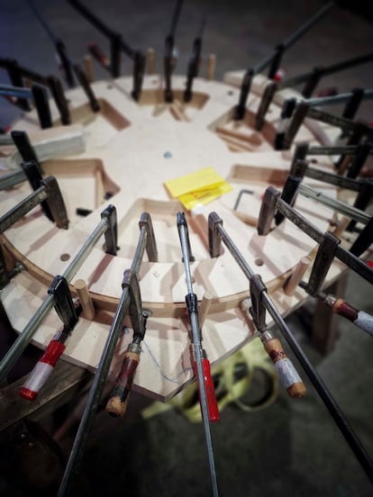 La forma de trabajo artesanal está en el centro de la filosofía de la casa hispano-lusa.