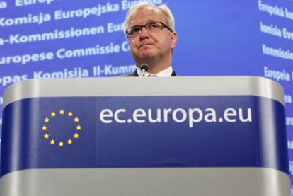 El comisario Rehn durante su comparecencia ante los medios, ayer en Bruselas.