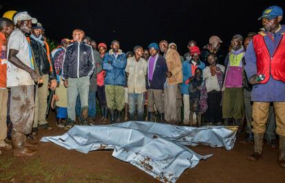 Curiosos y rescatadores junto a dos cuerpos recuperados en Solai esta noche.