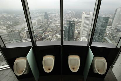 Los urinarios del cuarto de baño de la sede del banco alemán Commerzbank en Frankfurt tienen vistas a toda la ciudad. 