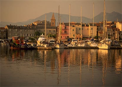 Vista del puerto deportivo del pueblo de Saint Florent, al norte de la isla de Córcega.
