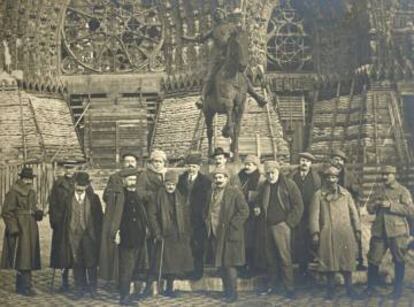 Corresponsals de guerra catalans al front de Verdun, davant de la catedral de Reims i el monument a Joana d'Arc, el novembre del 1917.