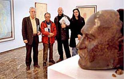 Albert Agulló, Castillejo, Eutiquio y Fran López, ayer, observan un busto de Sixto Marco, otro de los artistas de la muestra.