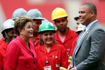 Ronaldo y Dilma Rousseff sonrién durante una visita al estadio Beira Rio, Porto Alegre