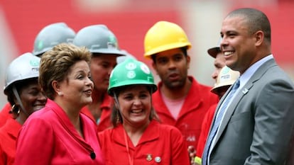 Ronaldo y Dilma Rousseff sonrién durante una visita al estadio Beira Rio, Porto Alegre