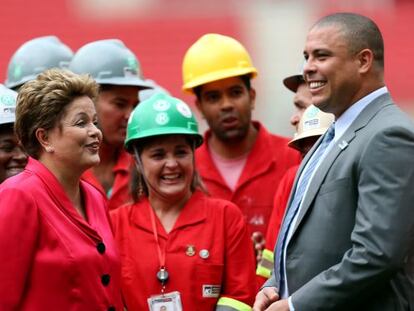 Ronaldo y Dilma Rousseff sonrién durante una visita al estadio Beira Rio, Porto Alegre