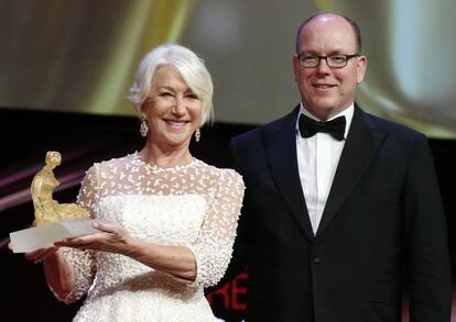 La actriz Helen Mirren y el pr&iacute;ncipe Alberto de M&oacute;naco durante el Festival de Televisi&oacute;n de Montecarlo en M&oacute;naco, el martes 20 de junio.