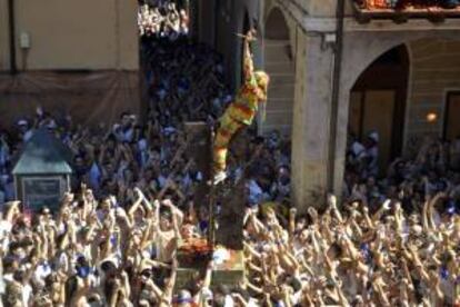 Miles de turiasonenses y turistas han recorrido esta mañana las calles de Tarazona para recibir al Cipotegato mientras iniciaban una guerra a tomatazo limpio en la tradicional fiesta local.