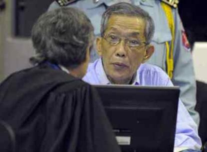 Duch, en el juicio por crímenes de lesa humanidad en Camboya.