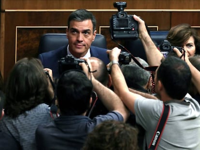 La segunda votación de investidura de Pedro Sánchez, en imágenes