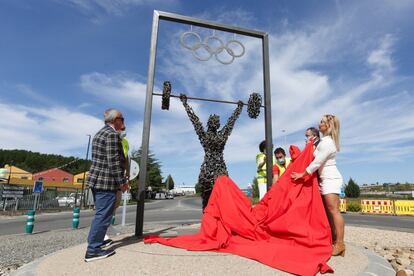 La levantadora de pesas, acompañada por el alcalde de Camponaraya y presidente de la Diputación de León, Eduardo Morán, y el presidente del Comité Olímpico Español, Alejandro Blanco, ha descubierto su escultura instalada en la glorieta de entrada al municipio leonés.