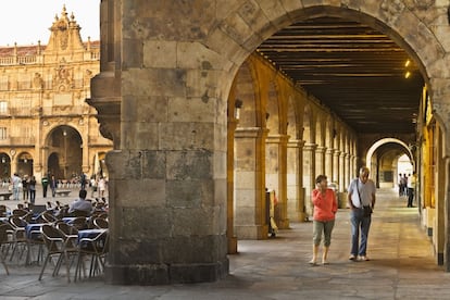 Entre los cafés de la plaza se encuentra el centenario Novelty, que al estilo del madrileño café Gijón ha sido un lugar de encuentro habitual de literatos y artistas desde 1905. Uno de sus más ilustres clientes fue Unamuno, que tenía aquí su tertulia diaria.