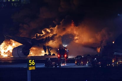 Los 367 pasajeros y los 12 miembros de la tripulación que transportaba el avión de la aerolínea nipona Japan Airlines han podido ser evacuados.