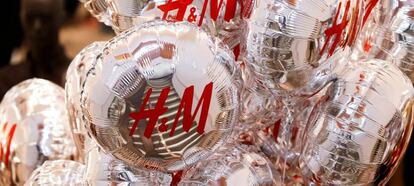 Logo de H&M en unos globos