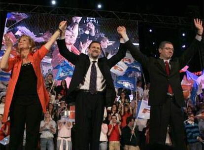 Esperanza Aguirre, Mariano Rajoy y Alberto Ruíz-Gallardón, durante la apertura de campaña de las elecciones Municipales y Autonómicas.