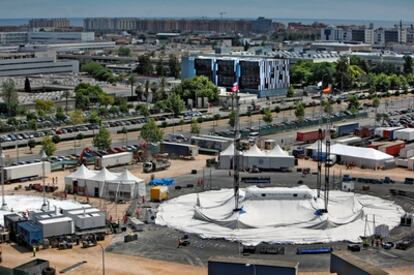 Imagen del montaje de la carpa del Circo del Sol en la avenida dels Tarongers en Valencia.