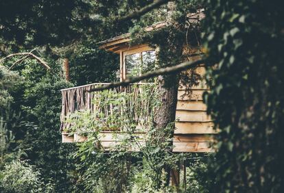 Construidas en 2009 por los mismos fundadores de un cercano parque de aventuras (en los árboles), las 10 cabañas de este complejo están suspendidas (entre 4 y 8 metros de altura) en un bosque que limita con el espacio natural de las Guilleries-Savassona. Cuatro de ellas son familiares (adecuadas para niños a partir de 10 años). Todas ofrecen vistas al macizo del Montseny y están equipadas con baño biodegradable y lavabo (las duchas se encuentran en la recepción).