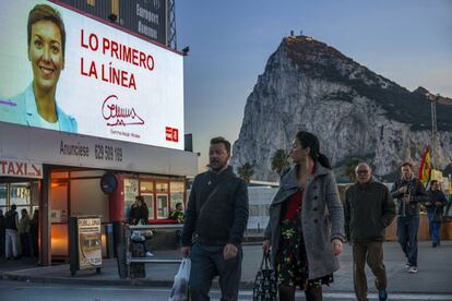 Gemma Araujo, la actual alcaldesa del partido socialista, en una publicidad electoral en la frontera que separa la Línea de Gibraltar. Al fondo la roca. La Línea es la receptora del canal de distribución de las 120 millones de cajetillas de cigarros que salen de contrabando desde el peñón y que provocan unas pérdidas a la Hacienda española de 500 millones.