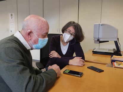 Clases de Tiflotecnología en la sede central de la ONCE, donde se enseña a los invidentes a poderse manejar en la cotidinidad gracias a las nuevas tecnologías digitales. En la imagen, Elena Almazán, técnico de rehabiltación, enseña Apps con búsquedas de voz a Antonio Sanjurjo, invidente desde hace tres años.