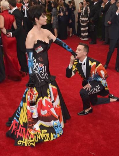 Katy Perry y Jeremy Scott en la gala del Museo Metropolitano de Nueva York, celebrada el 4 de mayo de 2015.