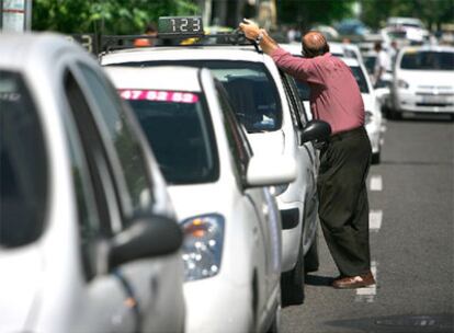 Concentración de taxis, ayer en Valencia, en protesta por el alza del gasóleo.