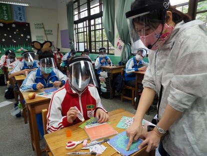 De toda situación se aprende. Eso es lo que han pensado en la escuela secundaria de Nankan, en Taiwán, donde los alumnos han aprovechado la clase de artes plásticas para fabricarse sus propias máscaras protectoras.