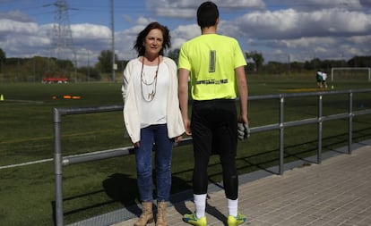 Luz María Arango y su hijo Alejandro Urrea Arango en los campos del Pozuelo.